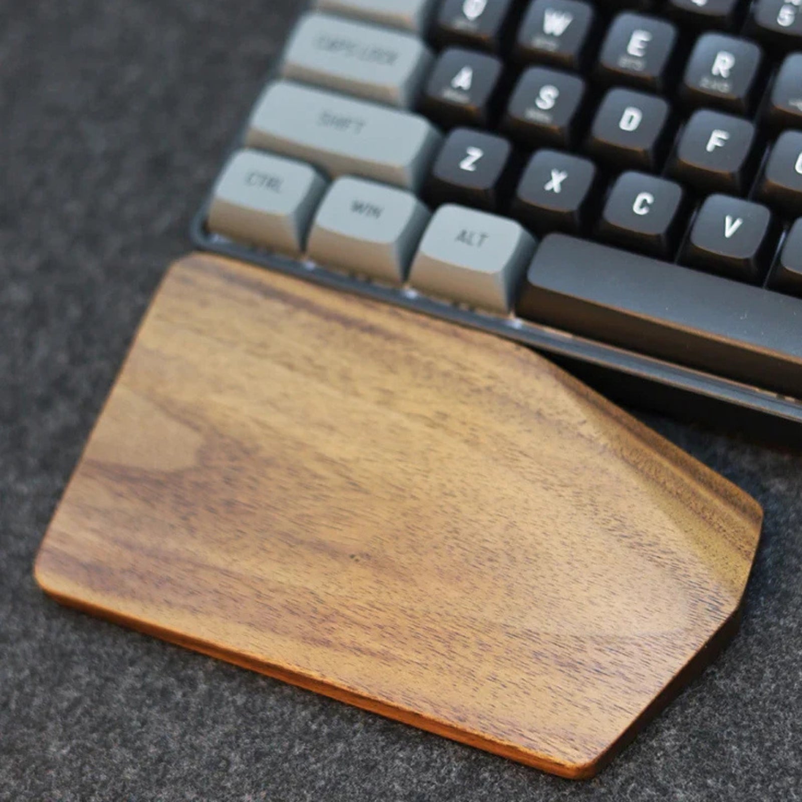 ✋ Wooden wrist rest for split keyboard – Balance of gesture, beauty of material