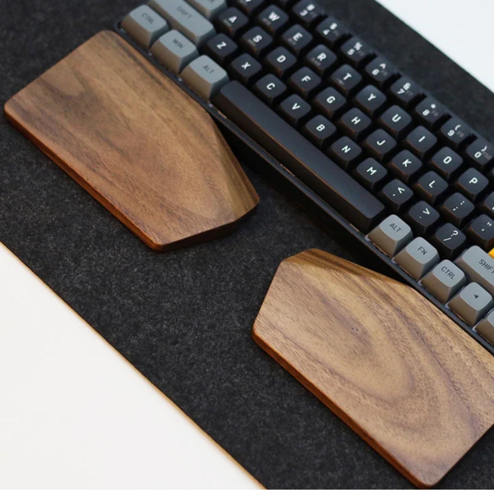 ✋ Wooden wrist rest for split keyboard – Balance of gesture, beauty of material