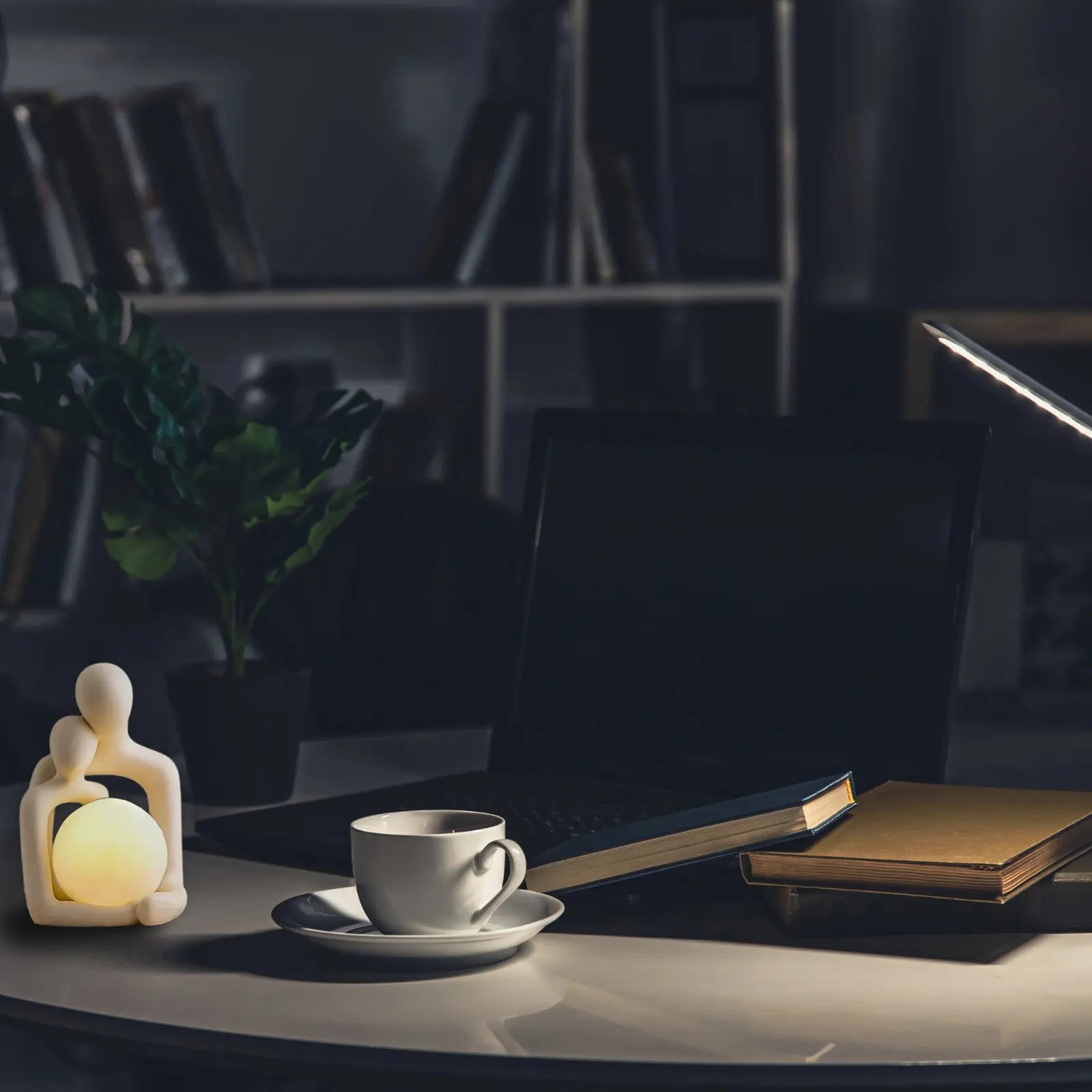 🕯️ Modern Couple Sculpture - Artistic Resin Candle Holder