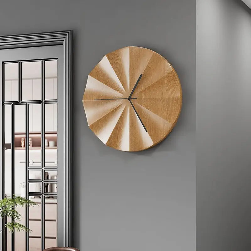 🕰️ Carved wooden wall clock – Time as a decorative element