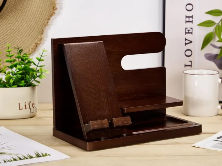 🪵 Natural wood organizer – For a tidy and lively desk