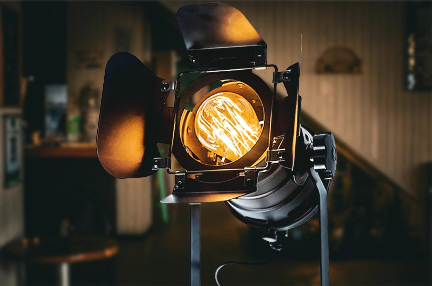 💡 Lampadaire trépied bois & métal – Pour un éclairage sculptural au cœur du salon