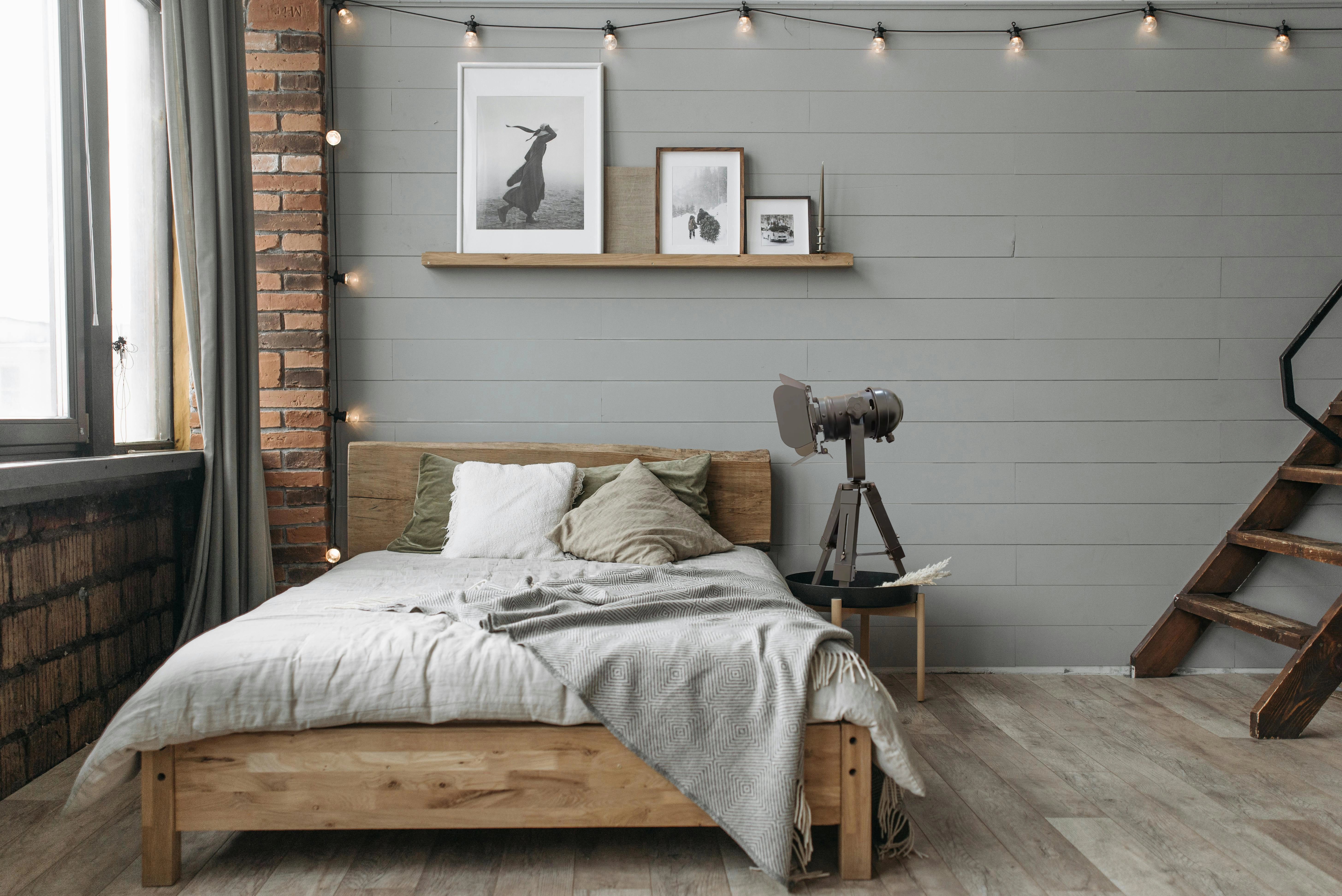 💡 Lampadaire trépied bois & métal – Pour un éclairage sculptural au cœur du salon