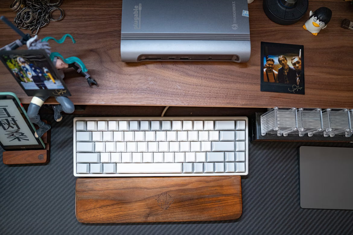 ✋ Solid wood wrist rest – For natural comfort at the desk