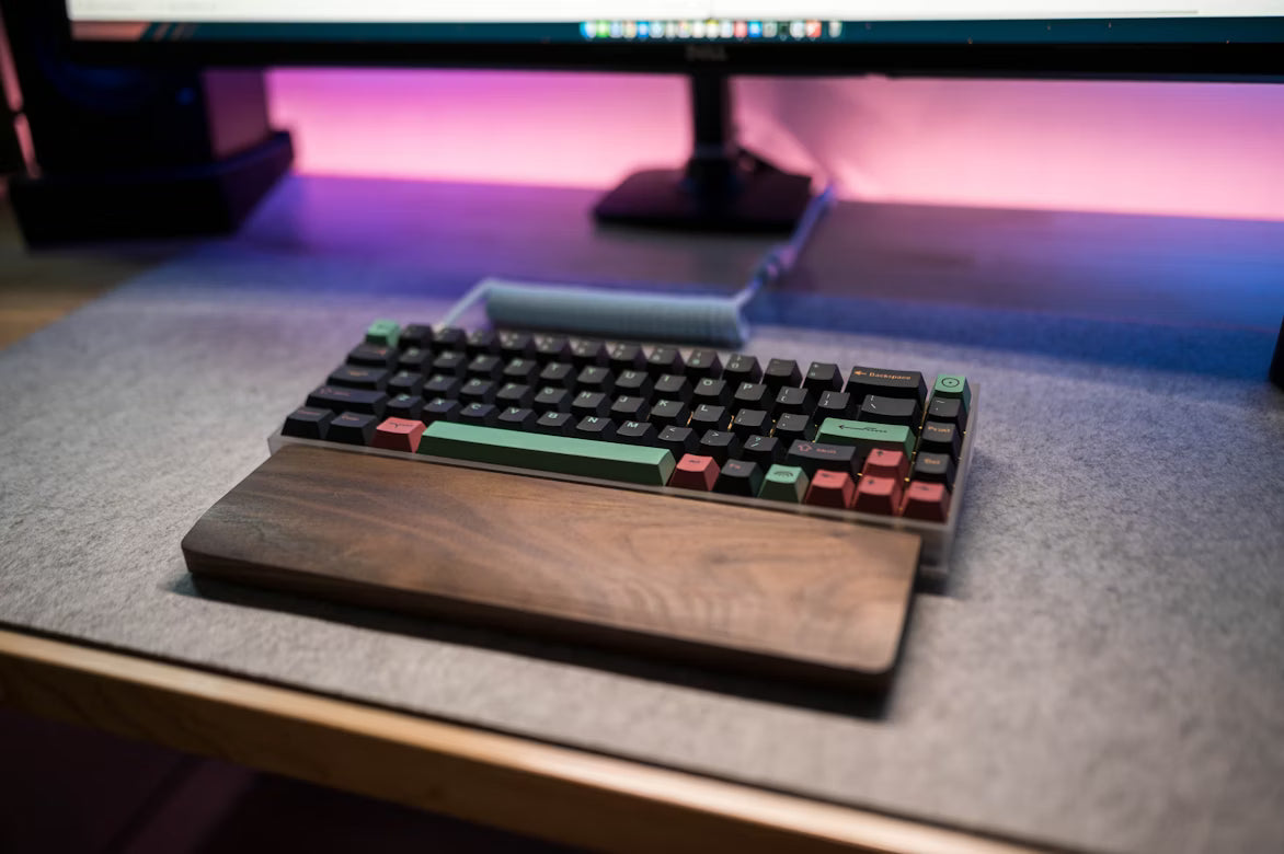 ✋ Solid wood wrist rest – For natural comfort at the desk